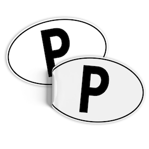 Może przedstawiać: Dwa białe owalne naklejki z czarną literą "P" nadrukowaną na każdym.