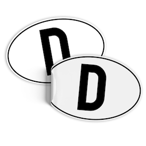 Może przedstawiać: Dwa białe owalne naklejki z czarną literą D nadrukowaną na każdym.