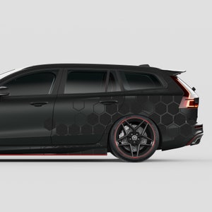 Può includere: Una station wagon nera con una grafica a nido d'ape e dettagli rossi sui lati e sulle ruote.