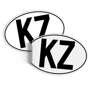 Può includere: Due adesivi ovali bianchi con lettere nere. L'adesivo superiore dice "K7" e l'adesivo inferiore dice "KZ".