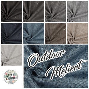 Pode incluir: Close-up de um tecido azul com as palavras "Outdoor Meliert" impressas nele. O tecido é texturizado e tem um acabamento resistente à água. O tecido está disponível em uma variedade de cores, incluindo cinza, marrom e azul.