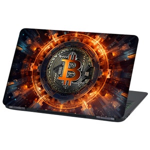 Peut inclure: Un ordinateur portable avec un design noir et orange mettant en vedette un grand symbole Bitcoin doré au centre. Le design rappelle un circuit imprimé.