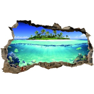 Puede incluir: Una isla tropical con palmeras y una playa de arena blanca, vista a través de una pared agrietada. El agua es clara y azul, con peces coloridos nadando debajo de la superficie.