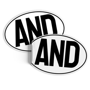 Może przedstawiać: Dwie białe owalne naklejki ze słowem "AND" pogrubioną czarną czcionką. Jedna naklejka jest lekko odklejona, odsłaniając klej. Na białym tle.