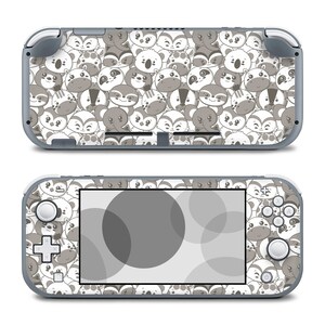 Könnte beinhalten: Eine graue und weiße Nintendo Switch Lite Konsolenhaut mit einem Muster aus Comic-Tiergesichtern. Die Haut bedeckt die Vorder- und Rückseite der Konsole.