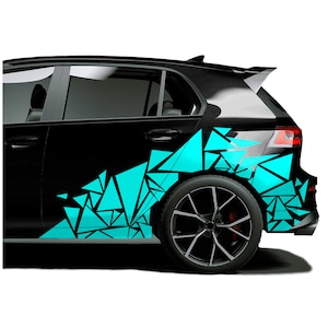Könnte beinhalten: Ein schwarzes Auto mit einem türkisfarbenen und schwarzen geometrischen Design an der Seite. Das Design besteht aus Dreiecken und Quadraten.