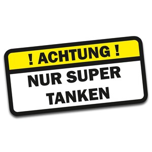 Op de afbeelding: Een geel en zwart waarschuwingsbord met de tekst "! ACHTUNG! NUR SUPER TANKEN" in zwart.