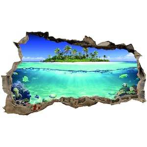Puede incluir: Una isla tropical con palmeras y una playa de arena blanca, vista a través de una pared agrietada. El agua es clara y azul, con peces coloridos nadando debajo de la superficie.