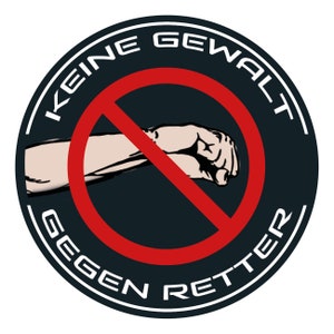 Pode incluir: Um adesivo circular preto e branco com o texto "KEINE GEWALT GEGEN RETTER" em branco. Um círculo vermelho com uma linha vermelha diagonal que o atravessa está no centro do adesivo. Uma mão com um punho fechado é mostrada no círculo vermelho.