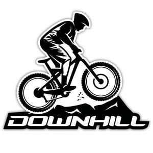 Op de afbeelding: Zwart-witte illustratie van een persoon die met een mountainbike bergafwaarts fietst. De fiets heeft grote wielen en de persoon draagt een helm. De tekst "DOWNHILL" staat onder de fiets.