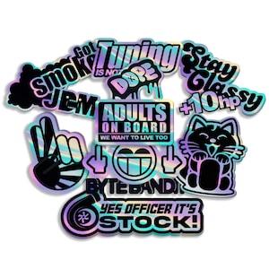 Può includere: Un set di 10 adesivi iridescenti con vari design a tema automobilistico. Gli adesivi presentano frasi come "Got Smoking", "Tuning is Not Dope", "Stay Classy", "Adults on Board", "+10hp", "Byte Bandit" e "Yes Officer It's Stock!"