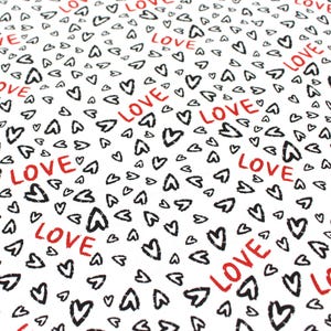 Puede incluir: Fondo blanco con un patrón repetido de corazones negros dibujados a mano y la palabra "LOVE" en rojo.