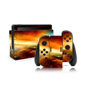 Può includere: Una skin nera per console Nintendo Switch e controller con un design a nebulosa nei colori arancione, giallo e rosso.
