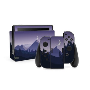 Könnte beinhalten: Eine Nintendo Switch-Konsole und Joy-Con-Controller mit einem individuellen Skin mit einem Berg- und Mondlandschaftsdesign in Lila- und Blautönen. Die Controller haben schwarze Griffe.