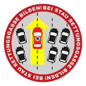 Pode incluir: Um círculo vermelho com texto branco que diz "Rettungsgasse bilden! Bei Stau Rettungsgasse bilden! Bei Stau" ao redor da borda. Dentro do círculo, há um fundo cinza com uma estrada amarela e linhas tracejadas pretas. Um carro vermelho com um sol amarelo e uma lua azul no teto está na faixa central da estrada. Cinco carros pretos estão nas outras faixas, todos olhando na mesma direção que o carro vermelho.
