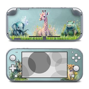 Könnte beinhalten: Ein Skin für eine tragbare Spielkonsole mit einer Aquarellillustration eines Elefantenbabys, einer Giraffe und eines Flusspferds auf der Rückseite sowie eines Zebras und eines Löwenbabys auf der Vorderseite, vor hellblauem Hintergrund mit Gras.