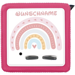 Könnte beinhalten: Eine rechteckige Box in Pink und Weiß mit einem Regenbogen-Design und dem Text "@UNSCHNAME". Die Box hat zwei schwarze Knöpfe und ein kleines schwarzes Mikrofon.