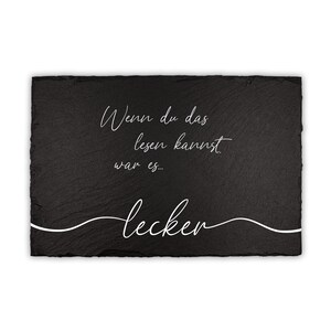 Pode incluir: Um sinal de ardósia preto com texto branco que diz "Wenn du das lesen kannst, war es... lecker".