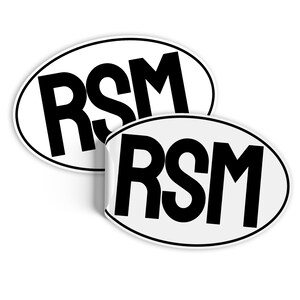 Może przedstawiać: Dwa białe owalne naklejki z czarnym tekstem, który na każdej naklejce brzmi "RSM".