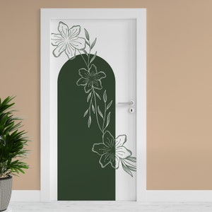 Peut inclure: Une porte blanche avec un motif d'arche verte et des détails floraux blancs. L'arche est remplie d'une couleur vert foncé.