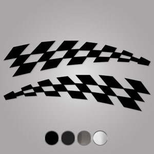 Może przedstawiać: Dwa czarne naklejki z szachownicą w kształcie flagi wyścigowej, każda z zakrzywionym kształtem, pokazane na szarym tle. Naklejki idealnie nadają się do dodania sportowego charakteru samochodowi lub innemu pojazdowi.