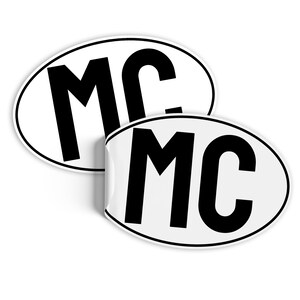 Może przedstawiać: Dwie białe owalne naklejki z czarnym tekstem "MC". Naklejki mają czarną obwódkę i lekko na siebie nachodzą, z jedną częściowo odklejoną. Tło jest jednolicie białe, tworząc efekt 3D.