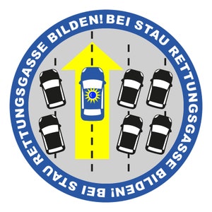 Pode incluir: Um círculo azul com texto branco que diz "Rettungsgasse bilden! Bei Stau Rettungsgasse bilden! Bei Stau" ao redor da borda. Uma seta amarela aponta para cima com um carro azul no meio da seta. Há seis carros pretos em linha atrás do carro azul.