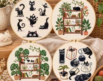 Op de afbeelding: Vier ronde borduurringen met gedetailleerde borduurontwerpen. Twee ringen tonen planken gevuld met boeken en potplanten, terwijl de andere twee ringen diverse zwarte katten in speelse houdingen en in verschillende houders laten zien.