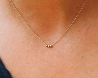 14k Solid Gold Halskette, Drei Kugeln auf Kette, Minimalistischer Stil, Perlen Halskette