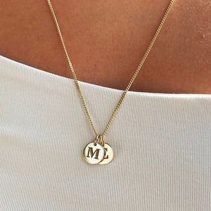 Initial Halskette, gravierbare Halskette, Buchstabe Halskette, Multi Disc Initialen, Geschenk für Mutter, Buchstabe Anhänger, personalisierte Initialen Halskette