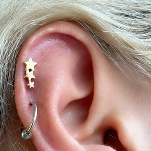 Brinco de estrela de ouro maciço 14k, piercing de estrela tripla para hélice, brinco de três estrelas para tragus, piercing de aglomerado de estrelas para concha, brinco de estrela tripla