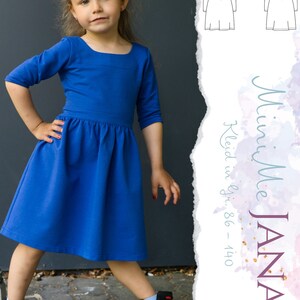 May include: A young girl wearing a royal blue dress with a square neckline and 3/4 sleeves. The dress has a gathered skirt. The girl is standing on a sidewalk with a gray wall in the background. The image also includes a pattern for a dress with the text "Mini Me JANA" and "Kleid in Gr. 86 - 140" and "Malina".
