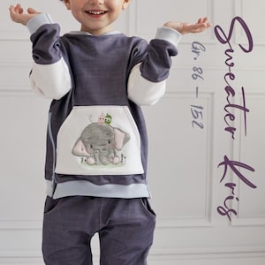 Op de afbeelding: Een grijs sweatshirt met een wit paneel en een blauwe rand. Het sweatshirt heeft een groot geborduurd olifant met twee vogels op de voorzak. De tekst "Sweater Kris" en "Gr. 86 - 152" is zichtbaar aan de rechterkant van de afbeelding.