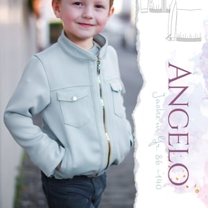 Könnte beinhalten: Eine hellblaue Reißverschlussjacke mit Stehkragen und zwei Pattentaschen. Die Jacke wird von einem jungen Jungen mit braunen Haaren getragen. Der Text "ANGELO" und "Jacke in Gr. 86 - 140" ist auf der rechten Seite des Bildes sichtbar. Der Text "Malina" ist in der rechten unteren Ecke des Bildes sichtbar.