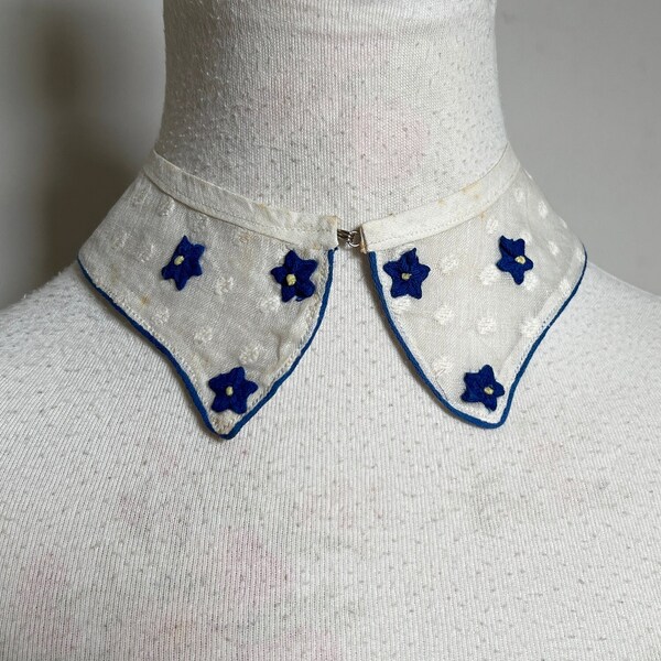 Vintage lace collar detachable embroidered handmade white cream blue vintage 1950s dressy preppy kawaii floral polka dots front opening