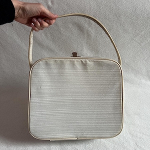 Vintage beauty case vanity bag travel makeup hairdresser box handbag 1950s 1960s white cream red lining rockabilly pin-up mid-century prop