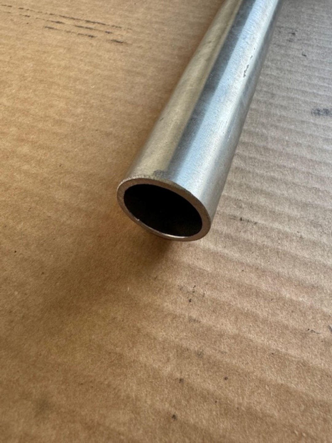 Metal Stock Tubing Mild Steel Round Tubing – 1.25 Inch OD, .120 Wall  Thickness, 7.5 Feet Long For DIY & Fabrication 1-1/4 Inch Diameter Mild  Steel Tube 7.5 Feet Long