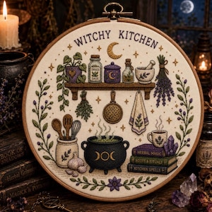 Puede incluir: Un bastidor de bordado circular con el texto WITCHY KITCHEN, que muestra un estante con frascos, un mortero y hierbas colgantes. Debajo, un caldero negro y una pila de libros titulados Herbal Magic, Roots & Rituals y Kitchen Spells.