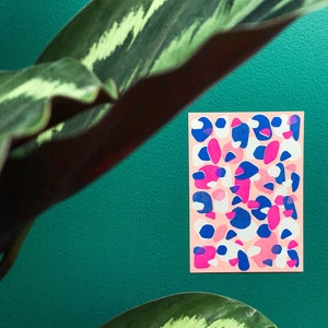 Arte risográfica, design de cartão postal, cartão postal com impressão artesanal, estampas de designer, cartão postal moderno, cartão postal geométrico, estampas coloridas, cores brilhantes