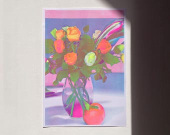 Pode incluir: Um buquê de rosas laranja e amarelas em um vaso de vidro transparente com interior rosa. O vaso está sobre uma mesa com fundo rosa e roxo. Uma única fruta laranja está ao lado do vaso.