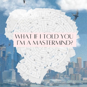 Może przedstawiać: Biały papierowy labirynt z nadrukowanym tekstem "WHAT IF I TOLD YOU I'M A MASTERMIND?" Labirynt ma kształt koła i jest otoczony miejskim krajobrazem.