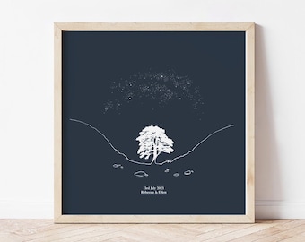 Spersonalizowany wydruk z platanem Sycamore Gap, niebiesko-granatowa sztuka ścienna z platanem Sycamore Gap, wydruk ścienny z motywem Hadriana do biura, upominek pamiątkowy dla wędrowca