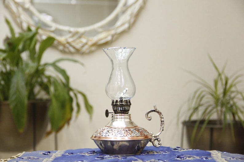 Lâmpada de óleo vintage artesanal, lâmpada de óleo de cobre, iluminação boho para casa, lâmpada de querosene, lanterna de querosene floral vintage para decoração de casa e jardim imagem 1