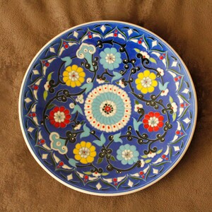 Piatto fatto a mano, piatto decorativo autentico, arte della ceramica piastrellata, piatto in ceramica, piatto decorativo da parete, arredamento per la casa colorato, 31 cm