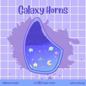 Peut inclure: Le texte Galaxy Horns est sur un fond violet avec un motif de grille. Un objet bleu en forme de croissant de lune avec une galaxie à l'intérieur est sur la grille. La galaxie a des étoiles, des planètes et un croissant de lune.