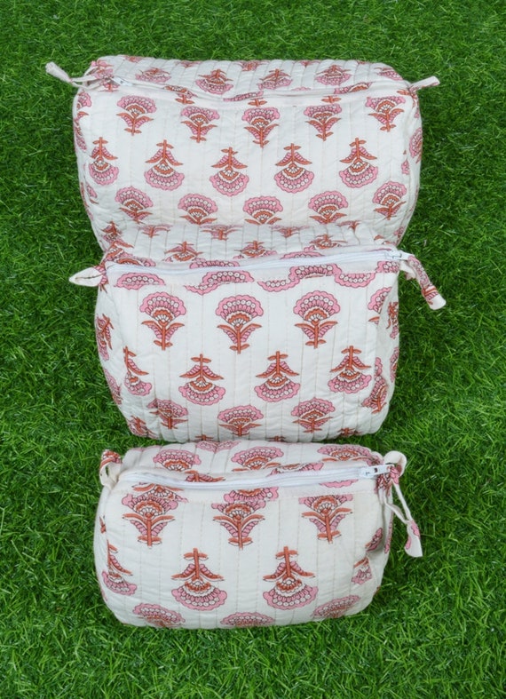 Set di trousse da toilette in cotone indiano: stampa floreale rosa a blocchi, trapuntata - Italia
