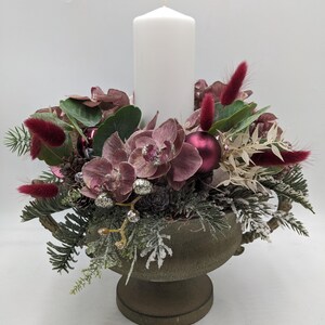 Arreglo navideño bola orquídea bayas rosa