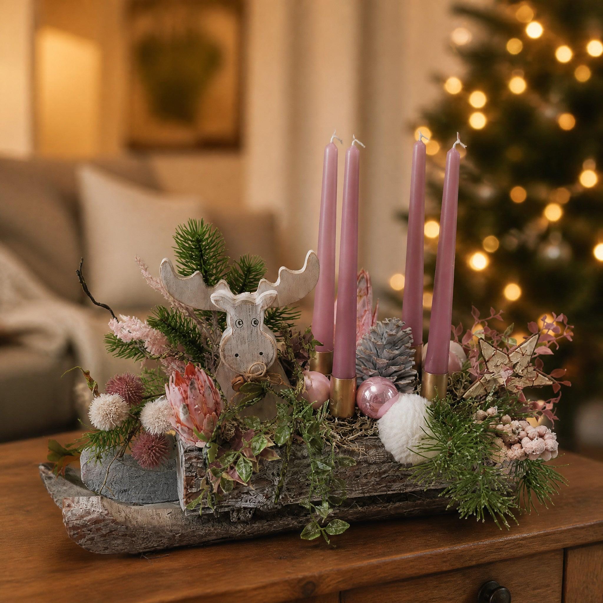 Weihnachtsgesteck Adventsgesteck Schlitten Elch Kerzen Zapfen rosa creme