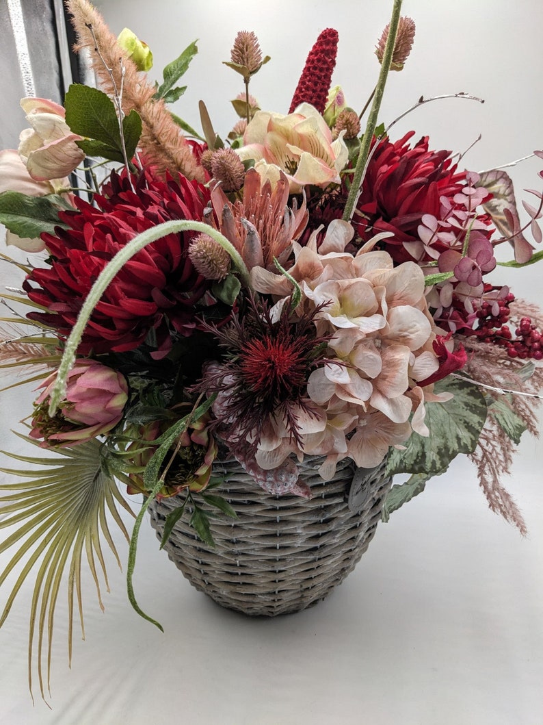 Herbstgesteck Zapfen Chrysantheme Hortensie Gräser rot