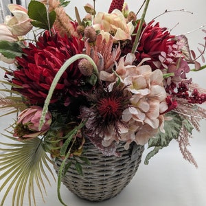 Herbstgesteck Zapfen Chrysantheme Hortensie Gräser rot